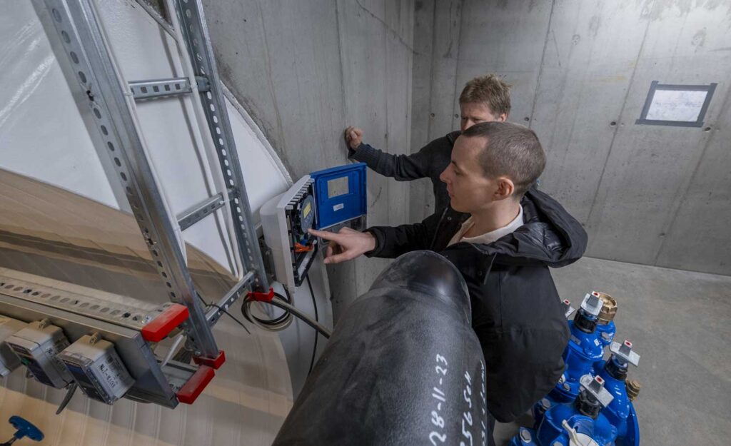 F.v. Petter Christian Enghaug og Richard André Bjerknes i Fredrikstad kommune deltok på et kurs med Krohne på Vannsenteret. (Foto: Jørn Søderholm)