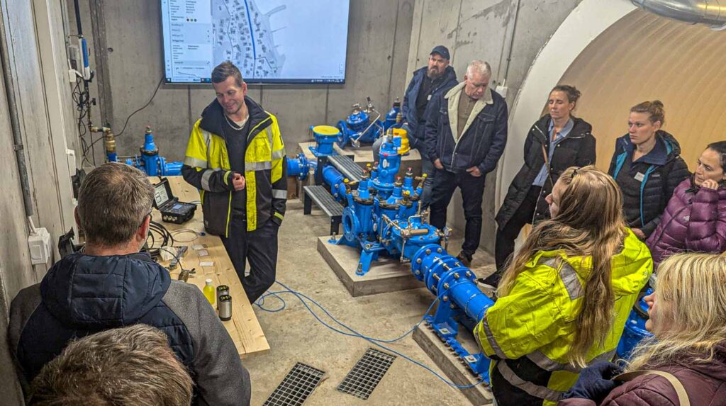 Lars-Erik Ursin fra Vestfold Vann demonstrerer clamp on målinger for grovsøk etter lekkasjer