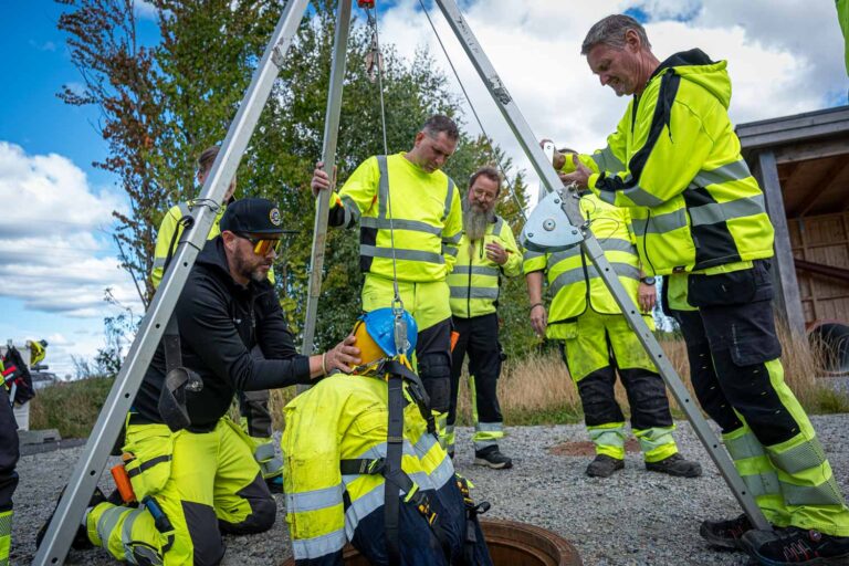 VA-folk fra Bærum kommune trener på løft av en bevisstløs person fra kum.
