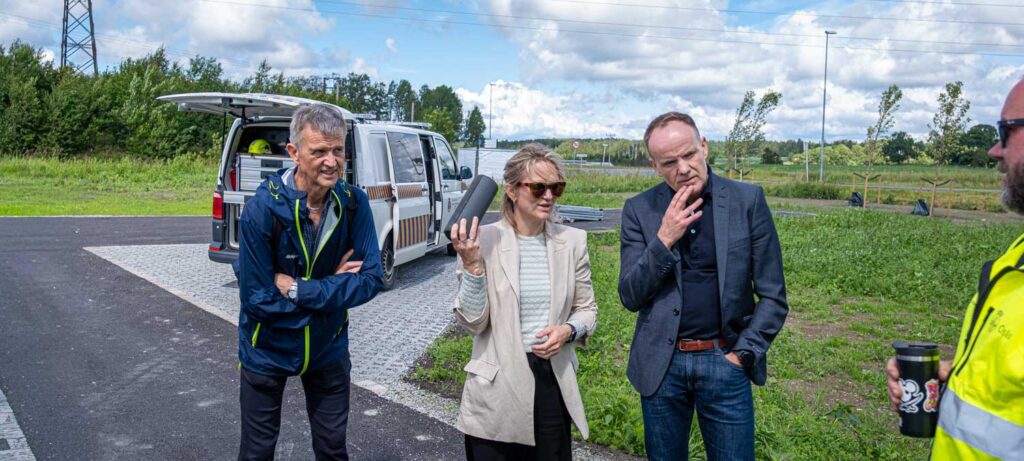 Fagdirektør Stig Atle Vange t.v. Her sammen med statssekretær Ellen Rønning-Arnesen i Helse- og omsorgsdepartementet og daglig leder Sjur Tveite under åpningen av Vannsenteret sommeren 2024. 