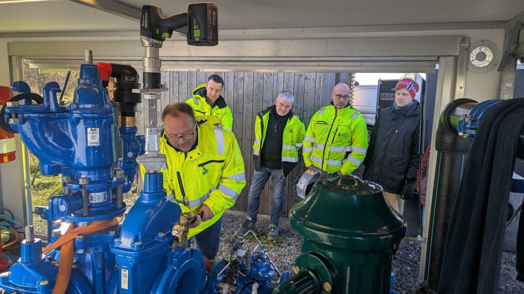 Kurt Nyhagen fra AVK informerer og demonstrerer.