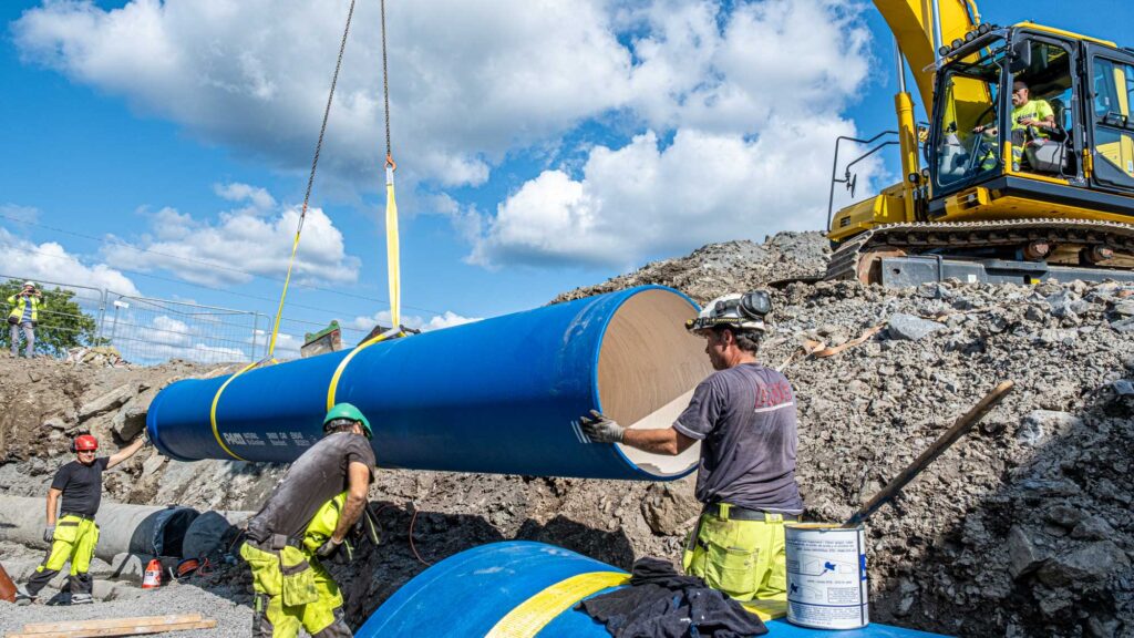 Rør i duktilt støpejern heises ned i grøft (Foto: Jørn Søderholm)